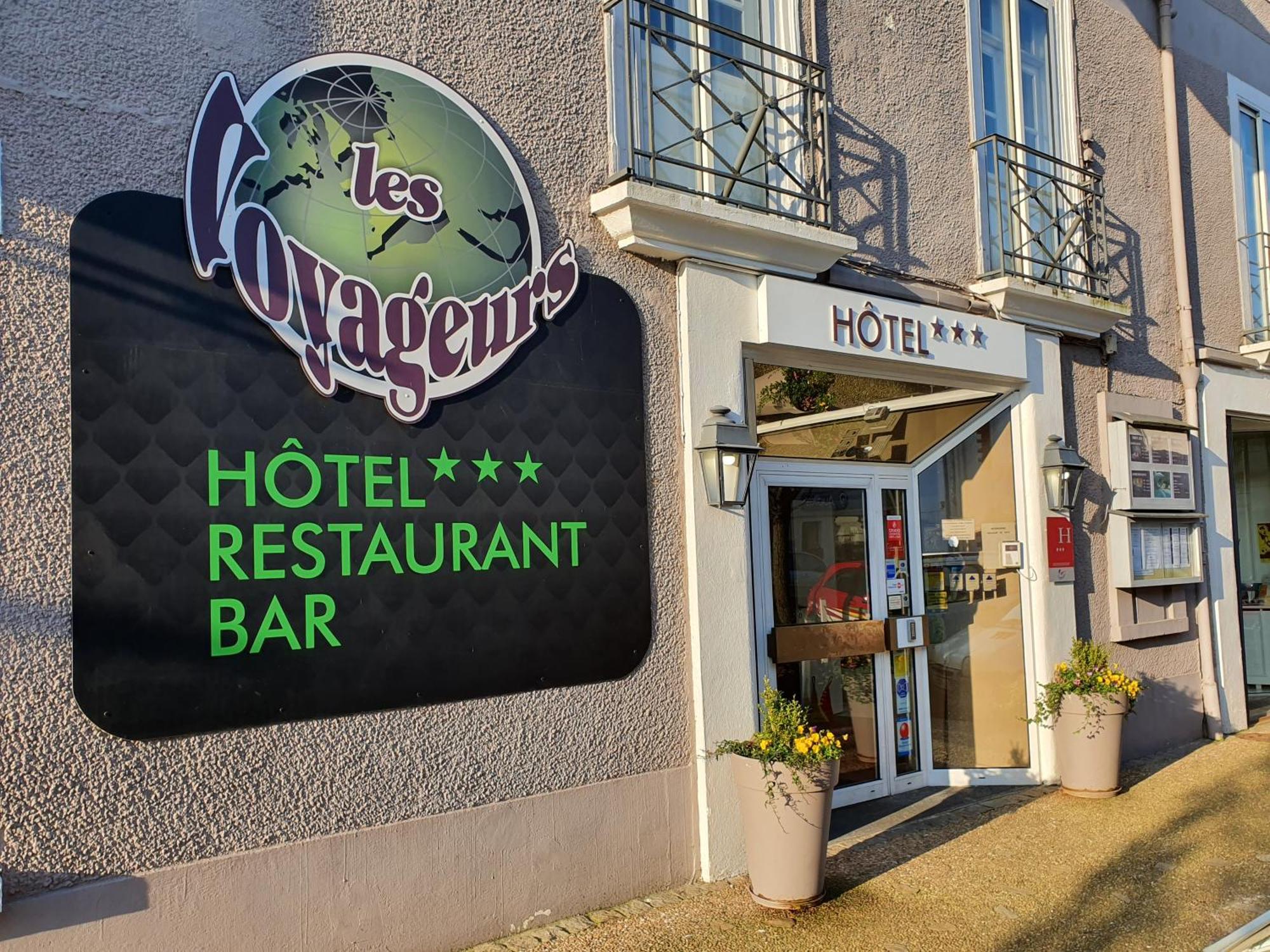Hotel Restaurant Les Voyageurs Montaigu-Vendee Exterior foto